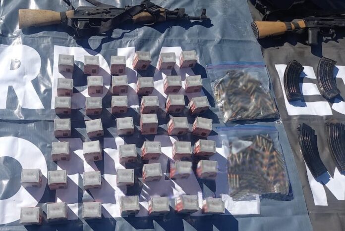 #Navojoa Aseguran camioneta de gama alta que transportaba armamento; vehículo todoterreno que fue localizado en estado de abandono sobre una brechaen Navojoa.