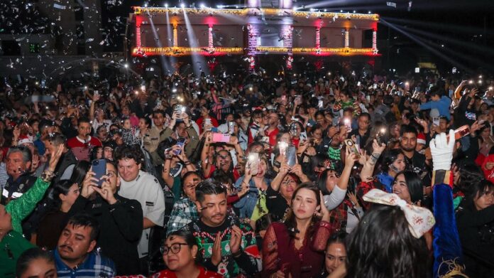 Con gran éxito inicia el Ayuntamiento de Guaymas y Sistema DIF actividades navideñas; con la participación de 50 contingentes se celebra bonito desfile por la avenida Serdán; mucho ambiente decembrino.