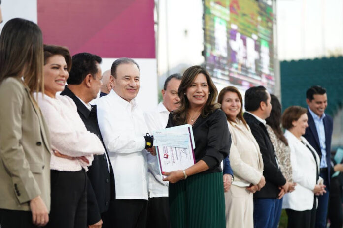 Gobernador Durazo celebra compromiso de trabajadores del estado durante el XLIII Festejo del Servidor Público 2025; el mandatario estatal reconoció a las y los trabajadores del gobierno de Sonora por su vocación de servicio y acompañamiento en su administración y les invitó a seguir trabajando con ánimo y convicción.