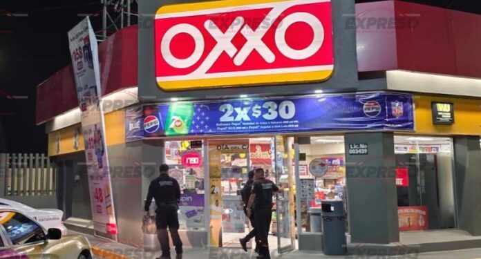 Asaltan tienda Oxxo de la colonia Aurora; dos sujetos que viajaban en una motocicleta amagaron al cajero del negocio, despojándolo del dinero en efectivo.