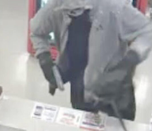 Solitario delincuente asalta pistola en mano tienda Oxxo