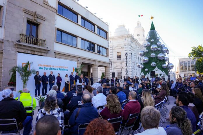 Reconoce Toño Astiazarán trayectoria de servidoras y servidores públicos municipales; en esta ocasión la distinción fue para 185 personas que llevan 10, 15, 20, 25, 28 y 35 años laborando en diferentes áreas del Ayuntamiento de Hermosillo.