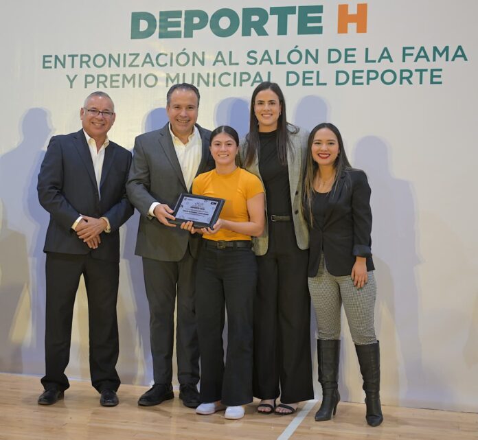 Reconoce Toño Astiazarán a talento hermosillense durante el Premio Municipal del Deporte 2025; la deportista de football flag Ana Consuelo Aguayo obtiene el premio absoluto; además, entronizan a nueve leyendas al Salón de la Fama del Deportista Hermosillense.