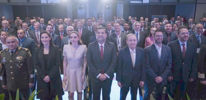 Gobernador Durazo coordina esfuerzos con el sector empresarial para impulsar obras estratégicas en Sonora; el mandatario estatal participó en el Encuentro Nacional de Constructores: Infraestructura es desarrollo y bienestar, en donde refrendó su compromiso de trabajar estrechamente para impulsar protectos que eficienten la movilidad, competitividad y bienestar.