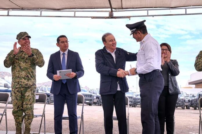 Gobernador Durazo amplía la fuerza policial en 21 municipios con nuevas unidades y más elementos capacitados; con la entrega de 67 patrullas para 21 municipios de Sonora, el manatario estatal cumple su compromiso con el reforzamiento de la seguridad pública en Sonora, como eje central de su gobierno para garantizar atención prioritaria a la construcción de la paz en los ayuntamientos.
