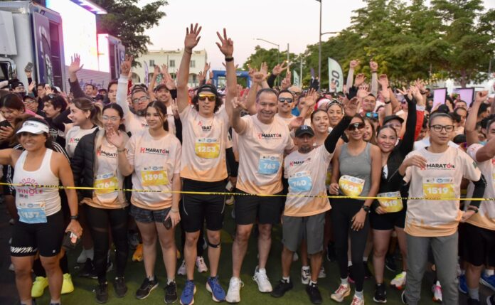 Se consolida Maratón de Hermosillo en mapa de maratones internacionales; el presidente municipal Antonio Astiazarán dio el banderazo de salida al primer contingente y luego se sumó a la ruta de 10 kilómetros.