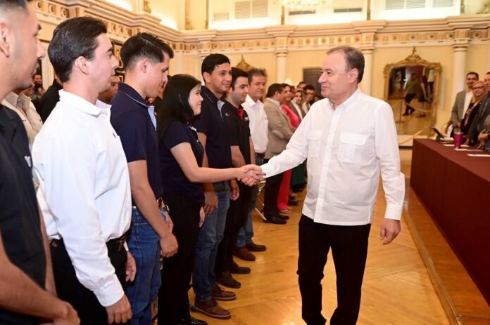 Gobernador Durazo impulsa profesionalización académica para el Centro de Diseño de Semiconductores con respaldo de Presidenta Sheinbaum; con la capacitación se fortalece a Sonora como líder en la producción de semiconductores y en la profesionalización de estudiantes y docentes en la industria de la electromovilidad, consolidándose como referente nacional en innovación tecnológica.