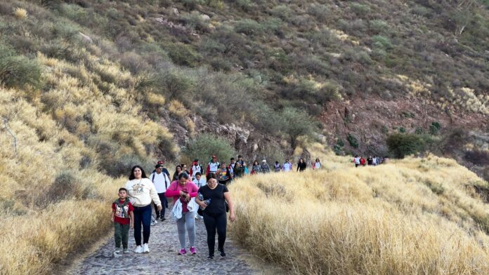 Avanzan preparativos para el acceso al cerro microondas, el domingo 28 de diciembre; Héctor Brito, promotor de la actividad, señala que se afinan los últimos detalles para ofrecer un evento seguro y bien organizado.