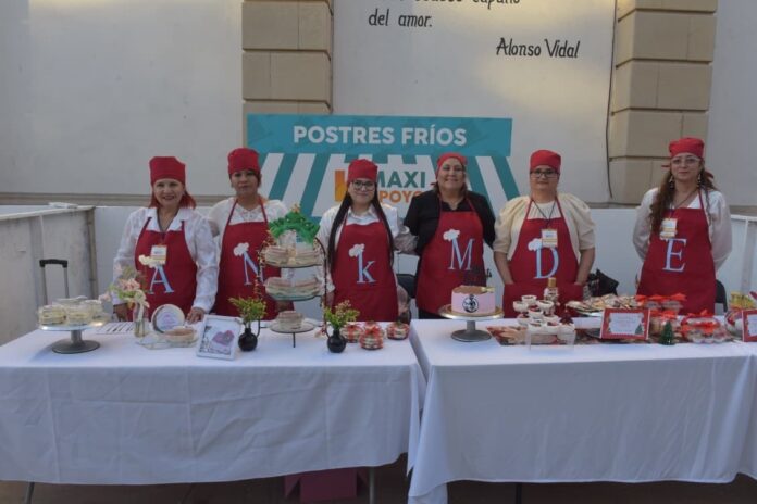 Apoya Toño Astiazarán a emprendedoras con el programa Maxi Apoyo; junto a su esposa Patty Ruibal constató los resultados obtenidos por 210 emprendedores que se graduaron.