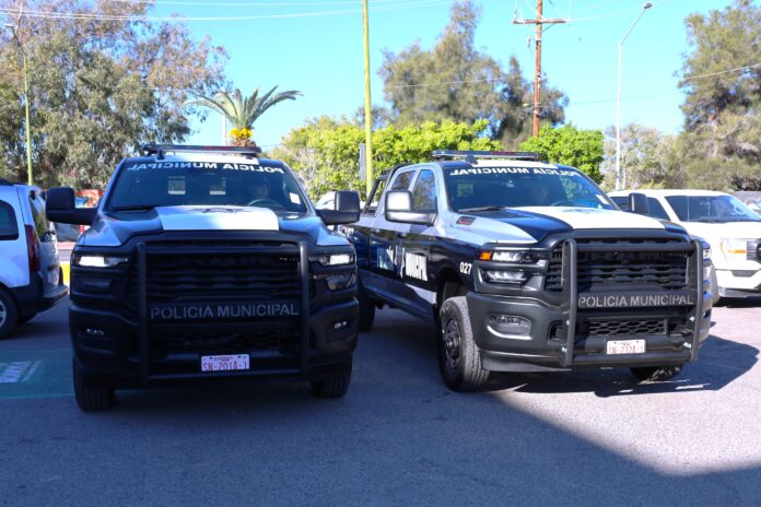 Alcalde Dr. Óscar Castro entrega dos nuevas patrullas a la Policía Municipal; con el firme compromiso de fortalecer la seguridad y brindar mejores condiciones de trabajo a los elementos de la corporación.