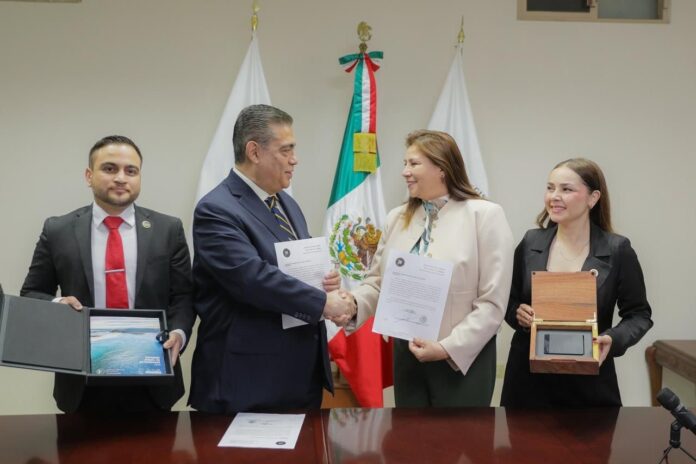 Fiscal General de Justicia de Sonora presenta Informe Anual de Labores 2025 ante el H. Congreso del Estado; el documento fue recibido por la diputada presidenta de la Mesa directiva, María Eduwiges Espinoza Tapia.