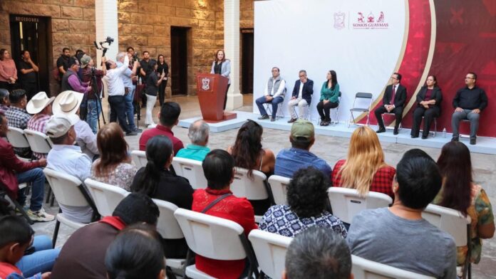 #Guaymas Entrega el Ayuntamiento de Guaymas títulos de propiedad, como parte del compromiso de la administración para impulsar la regularización de la tierra y la seguridad jurídica de las familia.