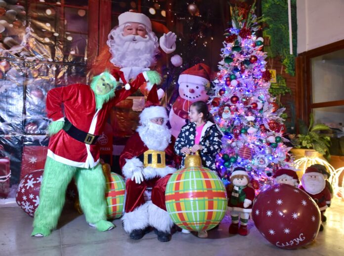 Estrena Trolebús Turístico de Hermosillo la ruta navideña con Santa y El Grinch; ambos personajes salpican con sus ocurrencias el recorrido por puntos emblemáticos de la capital sonorense.