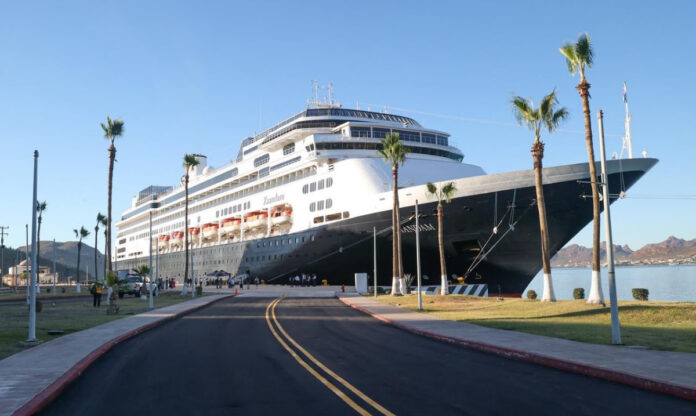 #Guaymas Gobernador Durazo impulsa desarrollo turístico con llegada del crucero Zaandam a Guaymas; gracias a sus gestiones se hizo posible la llegada de esta embarcación de recreo, con 1,300 pasajeros.