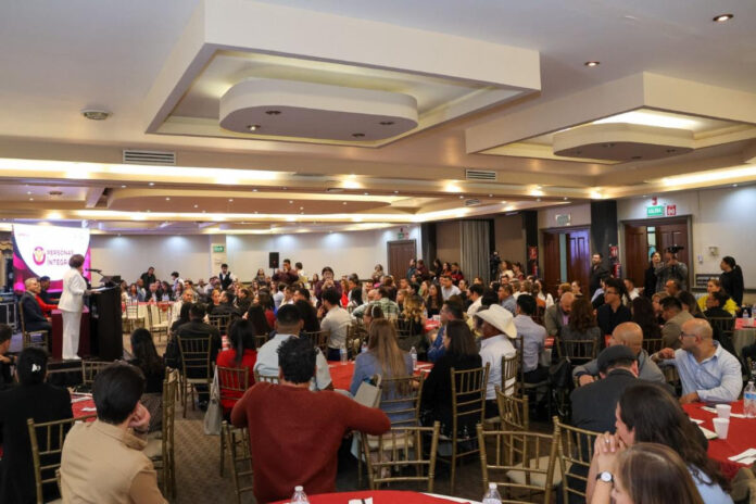 #Hermosillo Reconocen a las Personas Servidoras Públicas Íntegras 2025; los dos ganadores: José Luis Félix Soto, servidor público de Oficialía Mayor y Karen Hazzel Mak Huerta, servidora pública de la Universidad Tecnológica de Nogales.