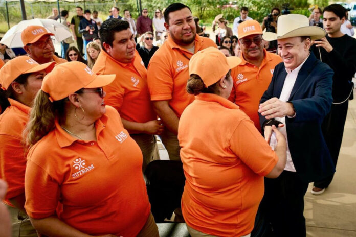 #Hermosillo Gobernador Durazo entrega unidades para un transporte público más seguro y moderno, sin aumento a tarifas; el mandatario estatal indicó que los camiones sustituirán a las unidades que concluyeron su vida útil, para ofrecer un servicio seguro, eficiente, incluyente, tecnológicamente actualizado con enfoque regional.