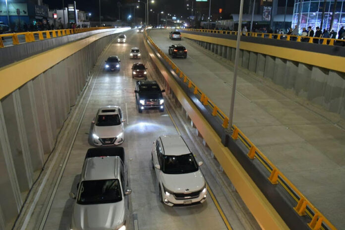 Informa Gobierno Municipal periodo de adaptación vial tras puesta en operación del paso a desnivel de Solidaridad y Colosio; el periodo llevará una semana, aproximadamente; atoridades municipales trabajan en ajustes diarios de semaforización para estabilizar la movilidad en la zona.