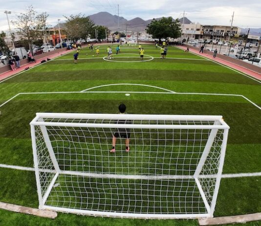 Entrega alcaldesa Karla Córdova González trabajos de rehabilitación de campos deportivos en Guaymas Norte