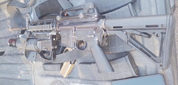 #Mazatlán Caen cuatro sujetos en posesión de armamento, material bélico y droga; viajaban a bordo de una camioneta en tramo carretero Mazatlán-Durango.