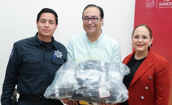 #Guaymas Entrega presidenta municipal, doctora Karla Córdova González, uniformes a elementos de Seguridad Pública y Tránsito; para reconocer el trabajo y reforzar las condiciones laborales del personal.