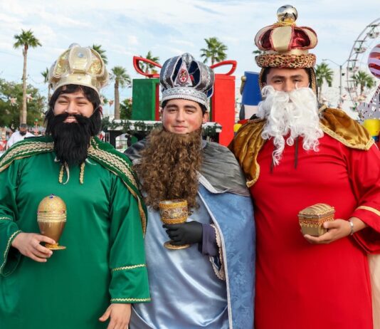 Comparte Ayuntamiento de Guaymas la tradicional Rosca de Reyes