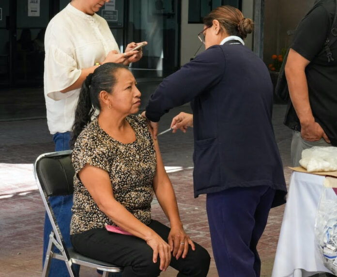 #Hermosillo Llaman a reforzar la vacunación en temporada alta de enfermedades respiratorias; periodo en el que aumenta el riesgo de complicaciones graves, especialmente en los grupos más vulnerables.