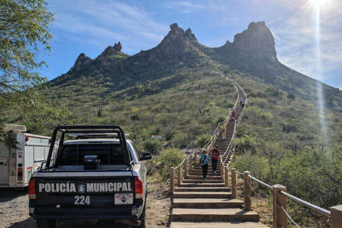 #San Carlos Sugieren construir escalinata en el Cerro Tetakawi; a manera de ordenar el ascenso turístico.
