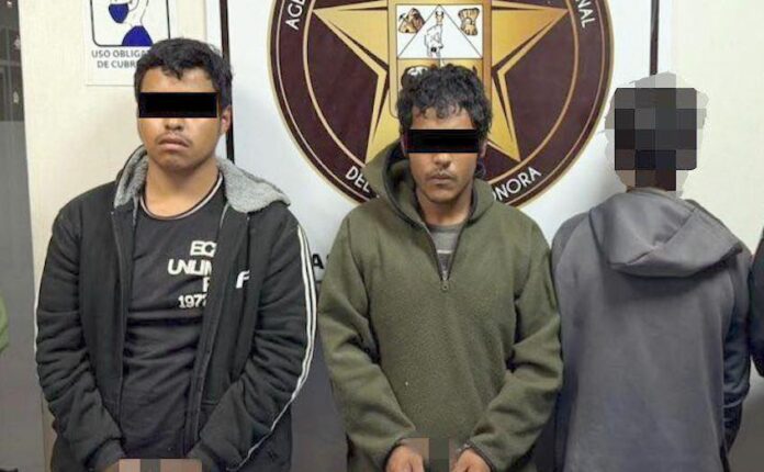 #Cajeme Operativo en Cajeme deja tres detenidos con droga y arma de fuego; Carlos Moisés “N”, de 30 años, Marco Antonio “N”, de 18 años, y otro masculino, este de 17 años.