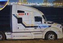 Trailero que metió su unidad a playa de Mazatlán, ya tiene canción