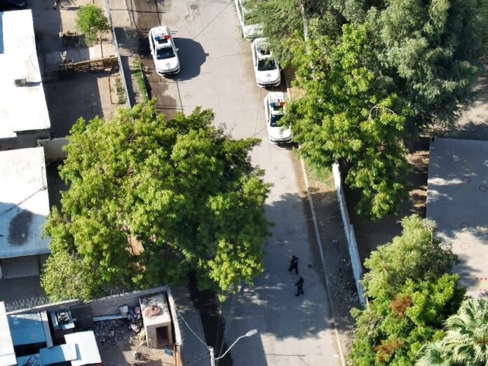 #Hermosillo Caen 2 sujetos que eran buscados por homicidio; objetivos prioritarios; fueron sorprendidos en posesión de dos armas de fuego, droga y cartuchos útiles en El Coloso.