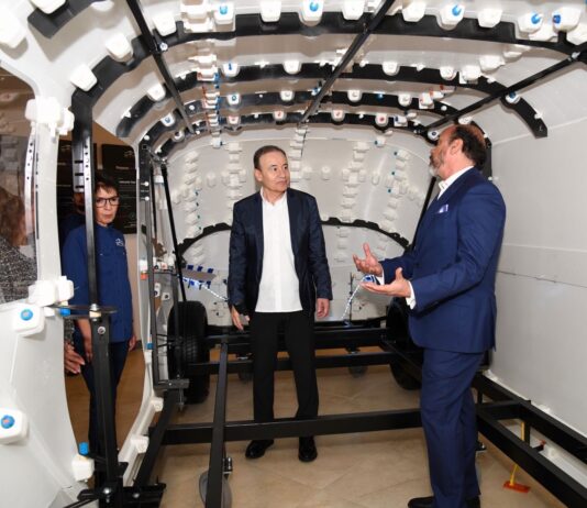 Gobernador Durazo supervisa avances del primer vehículo eléctrico que se construye en Sonora