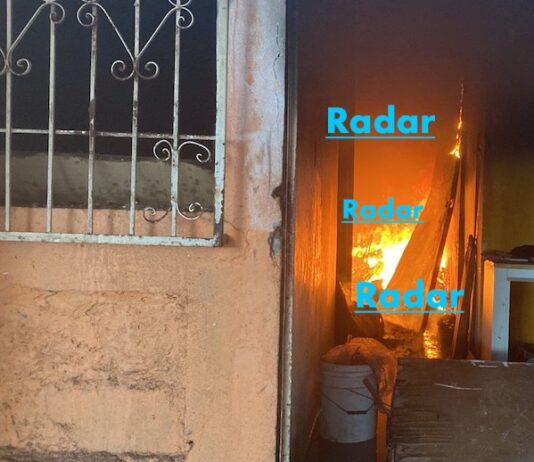 Deja encendida una veladora, se le quema su casa