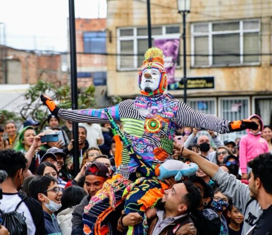 Karcocha, el arlequín urbano más famoso del mundo, llegará al Carnaval Guaymas 2026