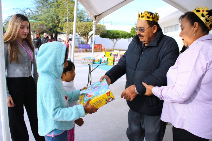 En compañía de las familias, DIF Puerto Peñasco celebra el Día de Reyes; el evento fue encabezado por el alcalde Dr. Óscar Castro, quien, junto con su esposa, la Sra. Baudelia Castro, y la directora del organismo, Dalinda Castro.