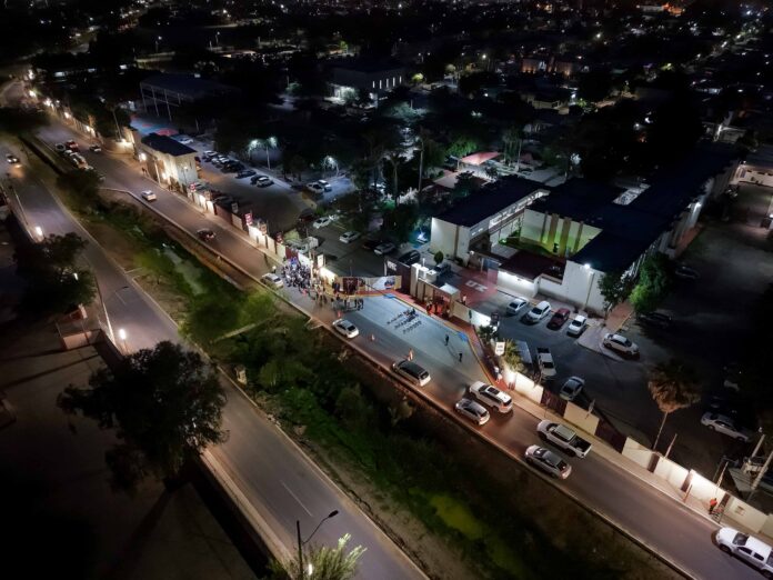 Beneficia Toño Astiazarán a estudiantes de la UniKino con tramo Camina Segura; luminarias tipo bolardo, cámara de videovigilancia enlazada a la Policía Municipal y botón de pánico forman parte del corredor.