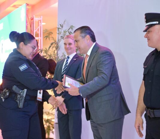 Entrega Toño Astiazarán condecoraciones y premia al Policía del Año 2025
