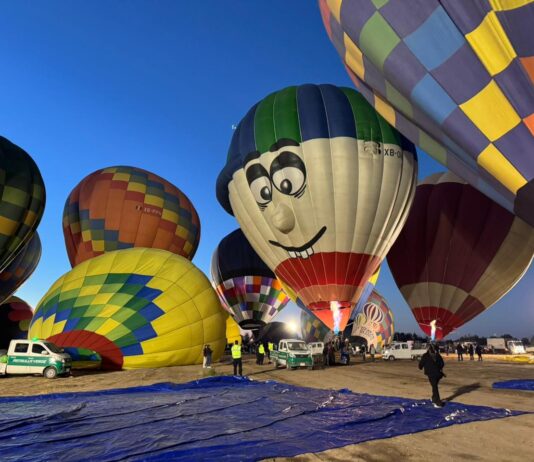 Disfrutaron familias de vuelos en globos aerostáticos que pintaron el cielo de Hermosillo