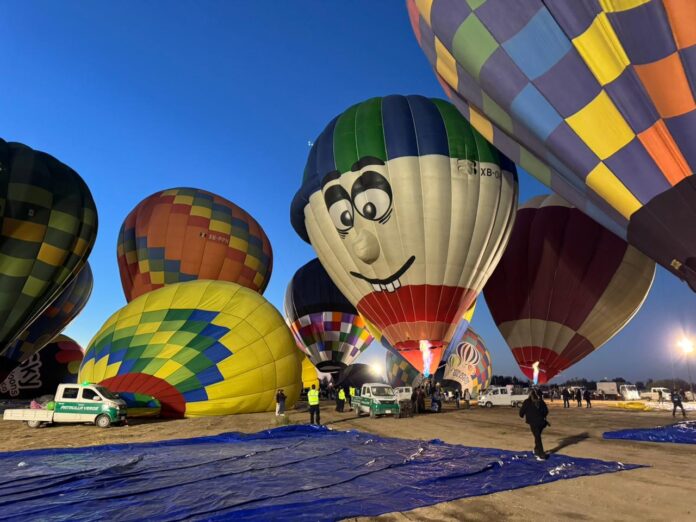 Disfrutaron familias de vuelos en globos aerostáticos que pintaron el cielo de Hermosillo; como parte del Cuarto Festival del Globo se elevaron en vuelos libres 16 dispositivos, ante la mirada complacida de quienes madrugaron al parque Econatura para formar parte de la aventura.