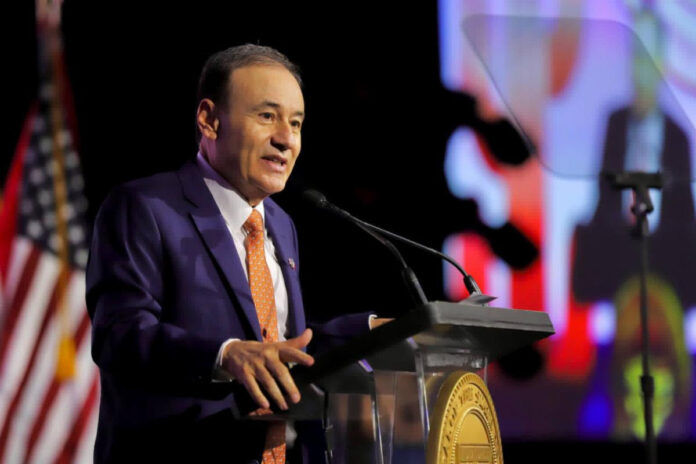 #Hermosillo En Texas, Durazo impulsa a Sonora como destino de inversión; en una gira de trabajo por aquella ciudad para promocionar las ventajas competitivas del estado que impulsa el Plan Sonora, el mandatario estatal sostuvo un encuentro con empresarios interesados en establecer inversiones en nuestro estado.