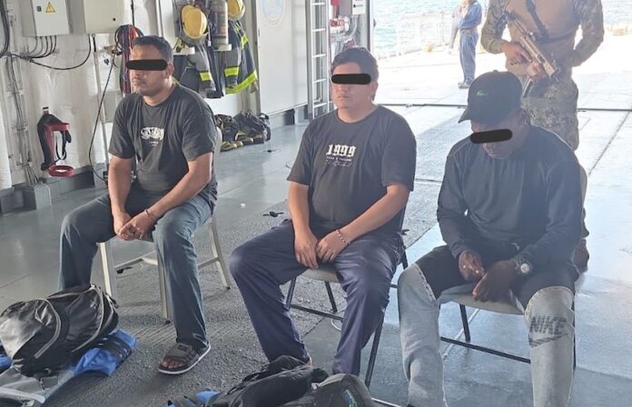 #Colima Aseguran embarcación cargada con 179 bultos de cocaína; operativo naval llevado a cabo frente a las costas de Manzanillo, Colima; hay tres detenidos.