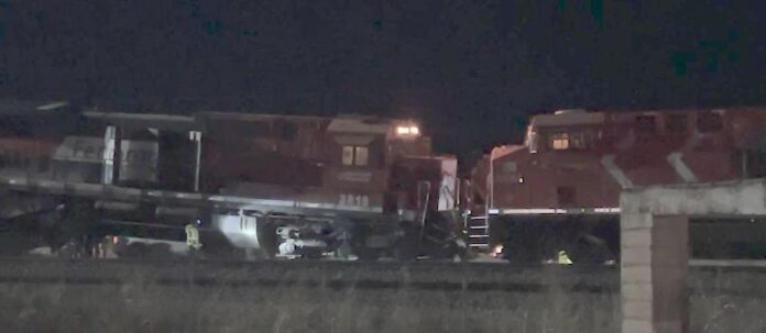 #Nogales Cinco heridos en el accidente de trenes en Nogales; chocaron dos convoyes, con más de 60 góndolas.