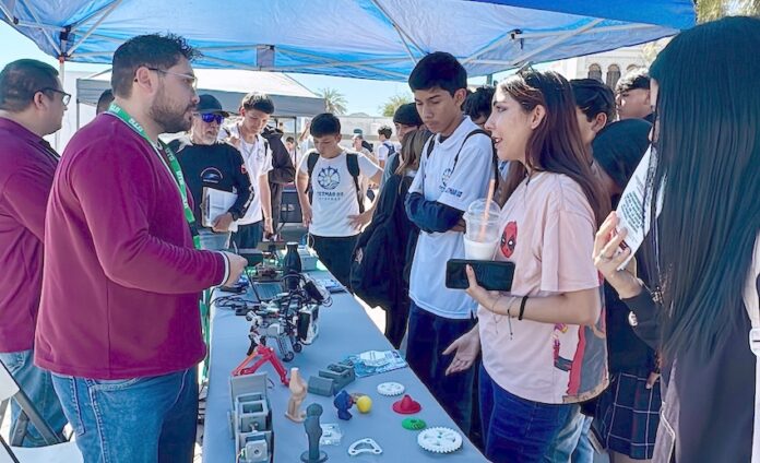 Colabora Gobierno de Sonora en el fortalecimiento del interés de niñas y niños por la ciencia y la innovación; estudiantes de todos los niveles educativos, de la región del puerto, tuvieron la oportunidad de conocer de cerca proyectos de robótica, automatización, electrónica y piezas desarrolladas mediante impresión 3D.