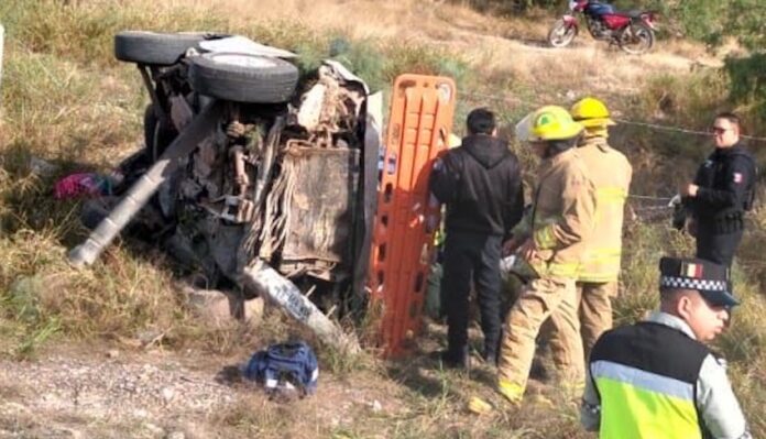 #Empalme Volcamiento deja como saldo tres personas lesionadas; ocurrió sobre la carretera de Libramiento, a la altura del kilómetro 99; acudieron unidades de emergencia de CNE y Capufe.