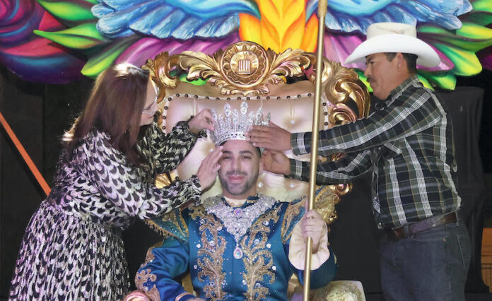 #Guaymas Recibe José Terán corona como rey del Carnaval Guaymas 2026 'El Pueblo está de Fiesta'; emotiva ceremonia llevada a cabo en medio de un ambiente lleno de alegría, música y tradición.