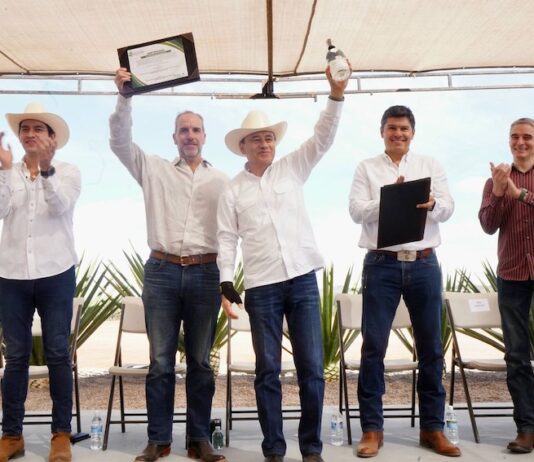 Gobernador Durazo posiciona al bacanora como bebida premium internacional con primeras certificaciones