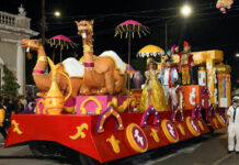 Lleva a cabo Ayuntamiento de Guaymas primer desfile de carros alegóricos y comparsas