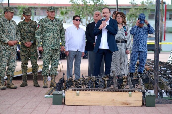 Alfonso Durazo retira de las calles más de 900 armas y refuerza la seguridad en Sonora; Con estas acciones se refrenda el compromiso del Gobierno de Sonora para seguir con la coordinación interinstitucional y avanzar en el proceso de debilitamiento de las organizaciones criminales.