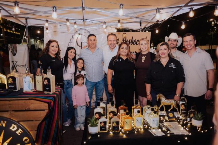 Impulsa Toño Astiazarán tradición sonorense Expo Bacanora en Víactiva; en el marco de la 334 edición de Víactiva el bulevar Hidalgo se convirtió en un espacio para productores sonorenses.