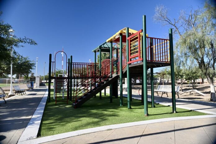 Beneficia Toño Astiazarán a familias de Bahía Kino con modernización de plaza y Centro de Castración y Salud Animal; en su gira 29 a Bahía de Kino entregó mejoras a la Plaza Pública Eusebio Kino y el Centro de Castración del Instituto Municipal de Protección y Bienestar Animal.