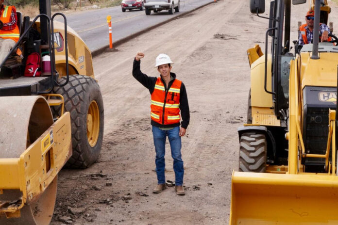 #Hermosillo Alfonso Durazo fortalece al sector agrícola con obra estratégica en la carretera Hermosillo-Kino; el inicio de la ampliación a cuatro carriles beneficia al sector agrícola de la región de La Costa, potenciando la economía de la actividad productiva con reducción de costos y tiempos de transportación de productos agrícolas de exportación.